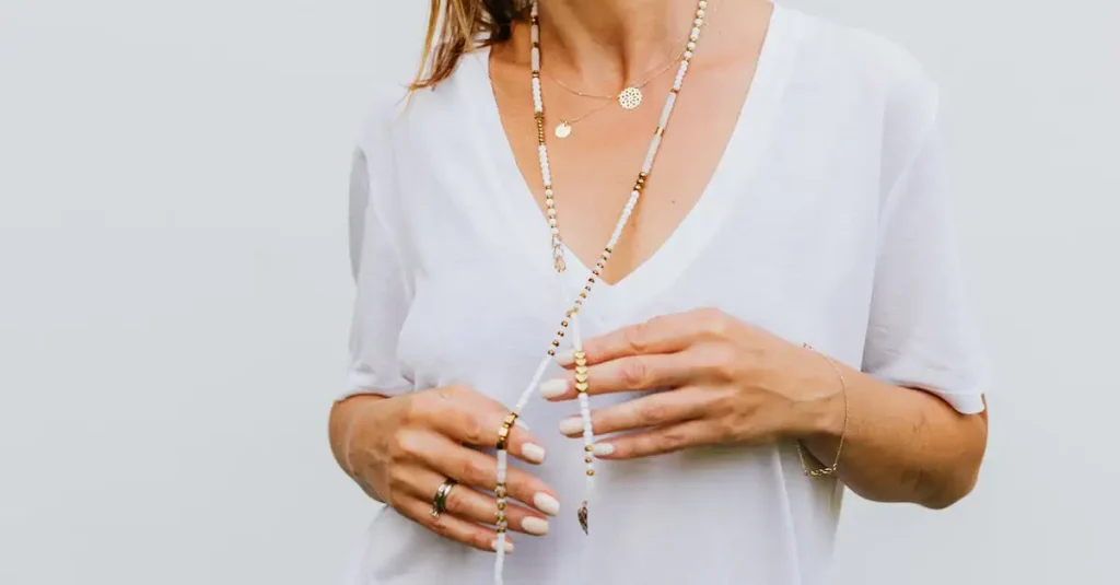 Bijoux fantaisie femme tendance : les incontournables de la saison