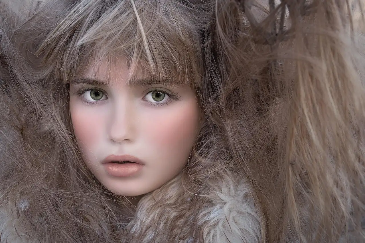 La tendance du « teint de porcelaine » : quand le maquillage fait la peau douce