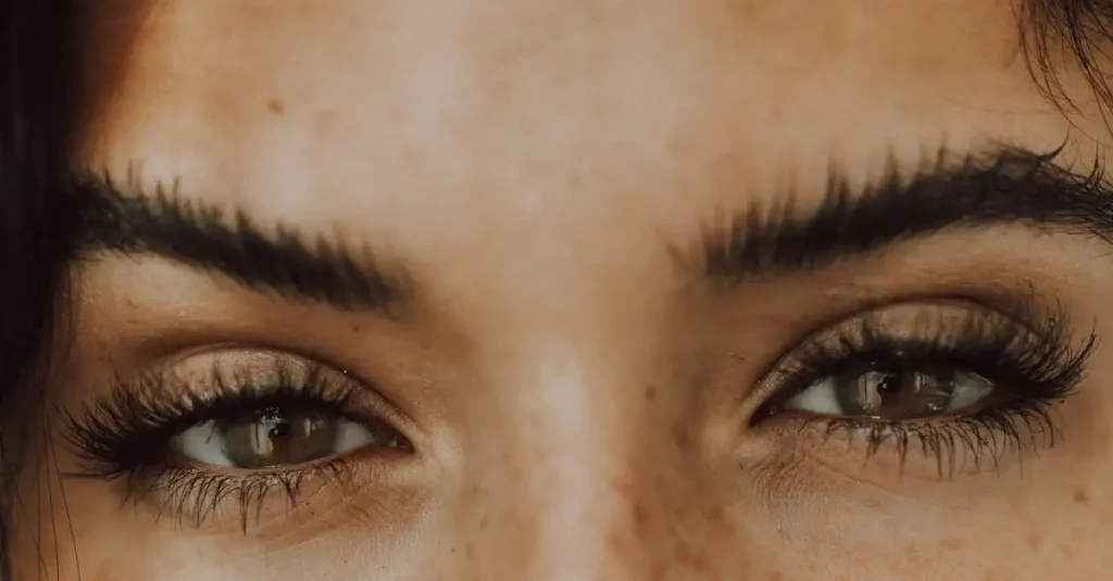Maquillage Yeux Marrons : Tutoriels et Conseils Simples